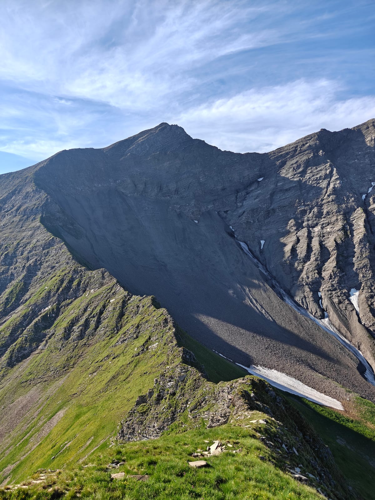 Schwarzhorn seen from the top of Demmerahöhi, with a dark scree bowl beneath its summit