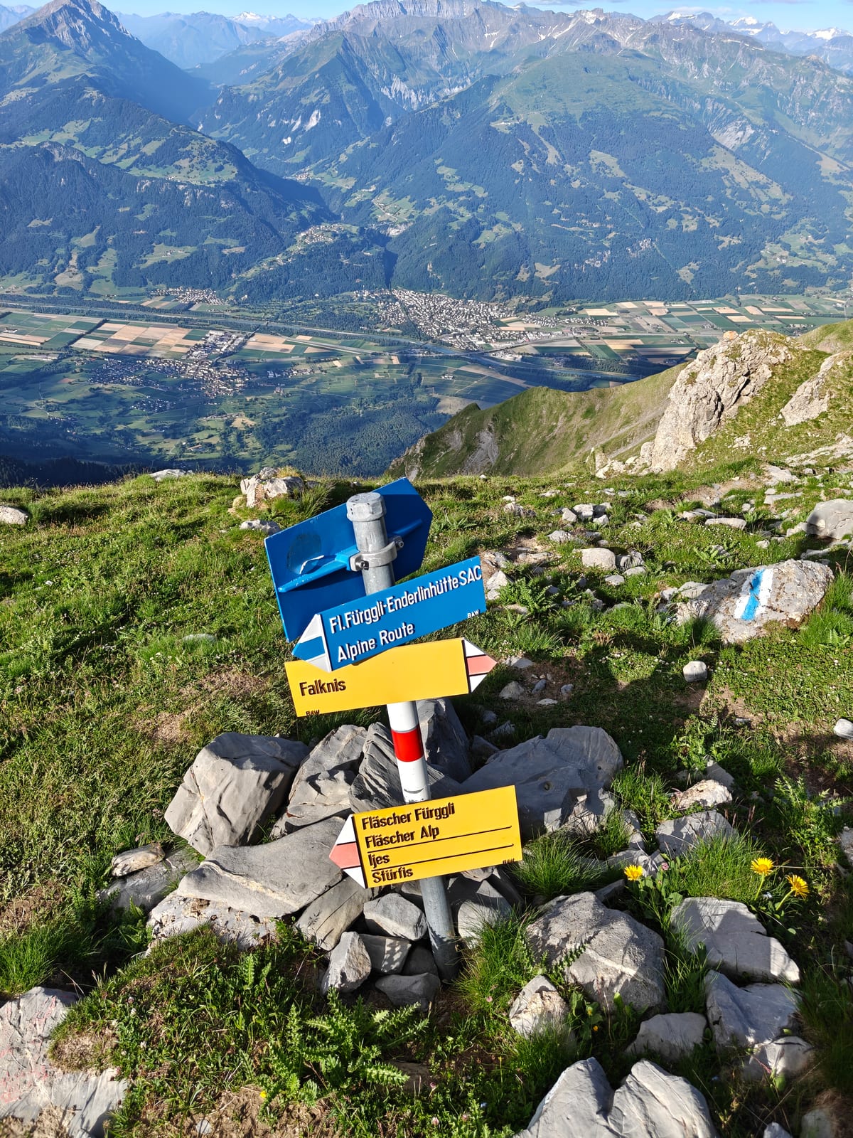 Trail junction signpost with routes to Fläscher Fürggli-Enderlinhütte SAC alpine route, Falknis, and Fläscher Fürggli, Fläscher Alp, Iljes, Stürfis