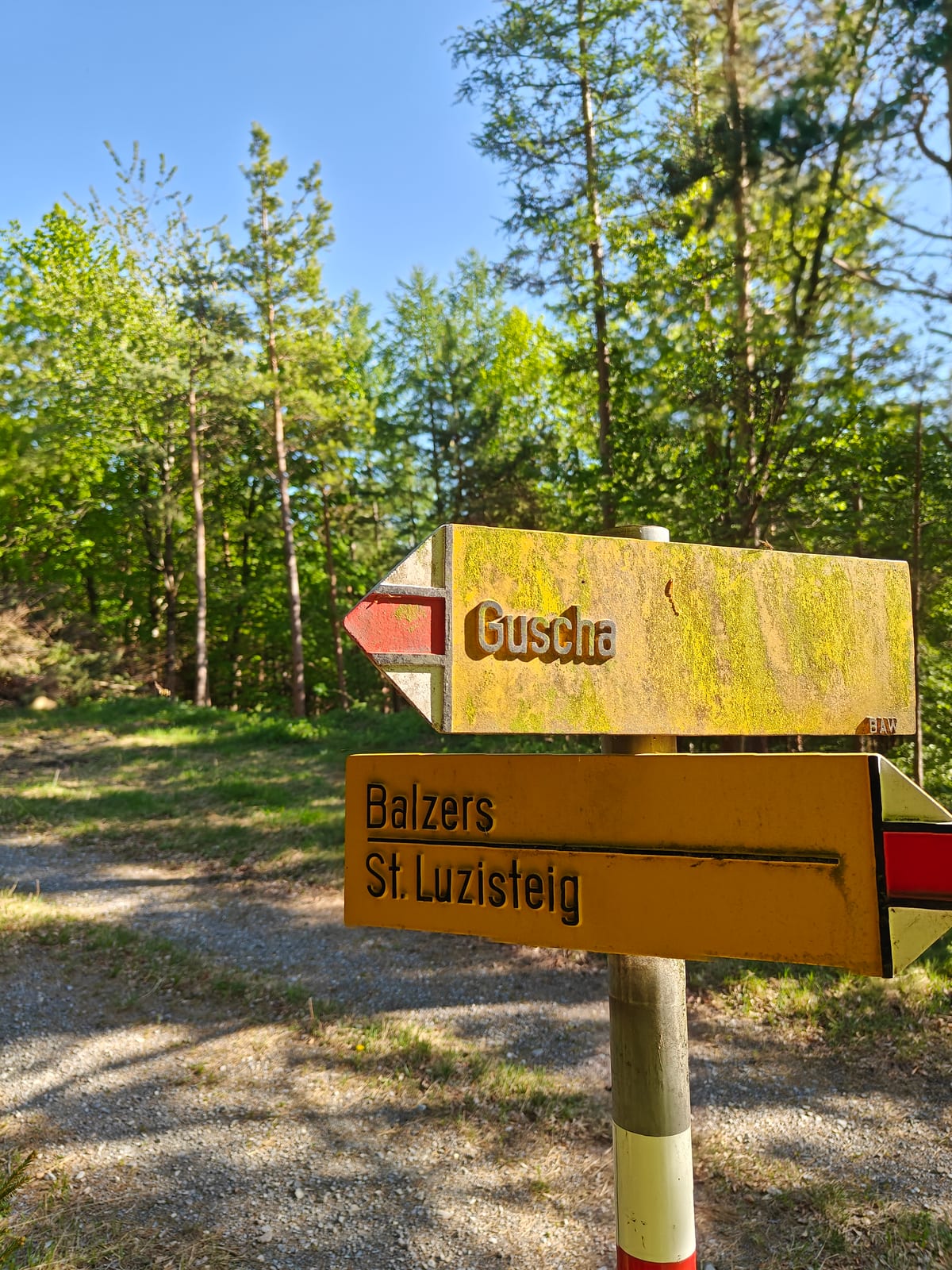 Trail sign at the Ans junction pointing toward Guscha