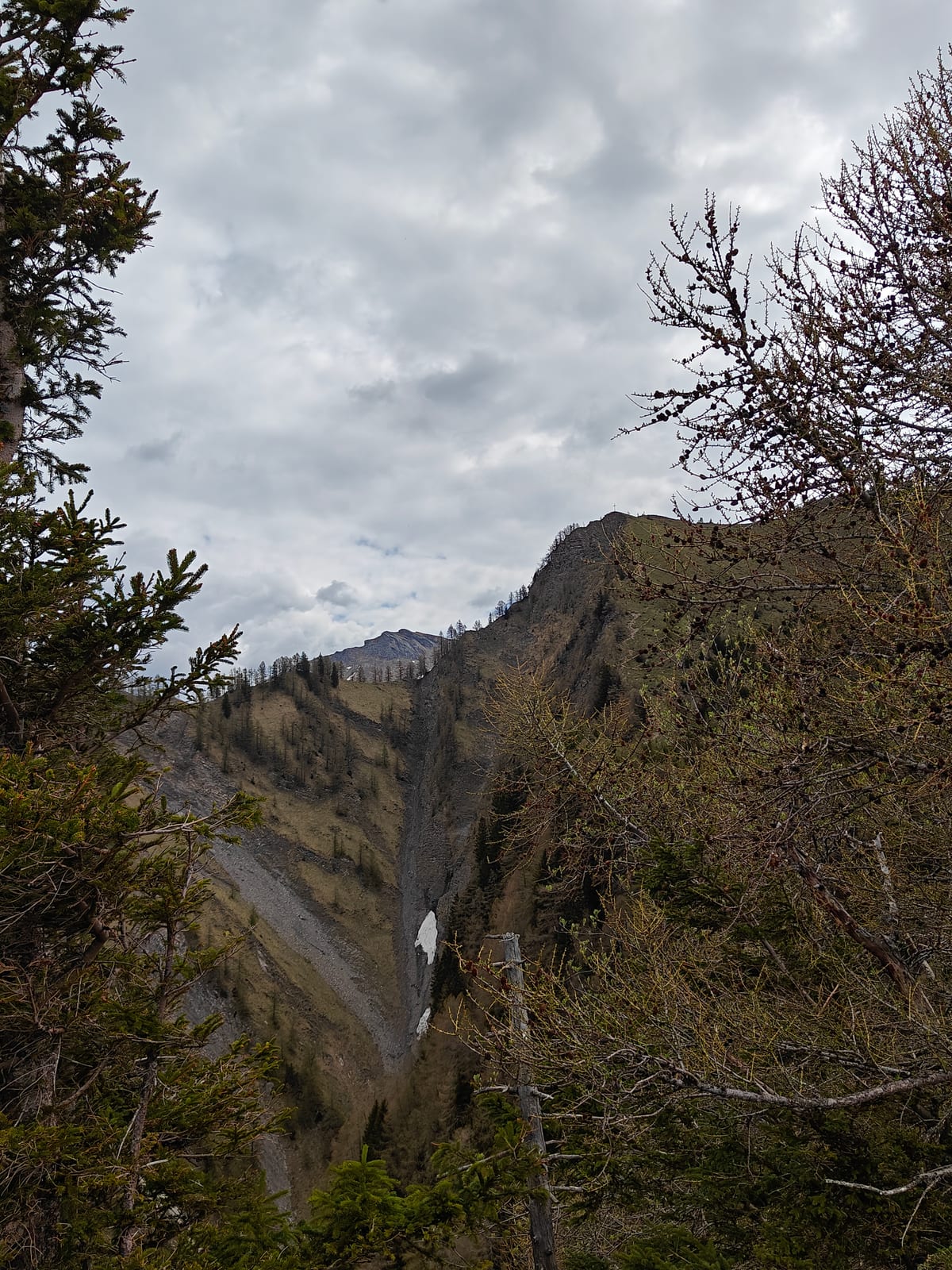 View along the ridge from Wörznerhorn toward Mittlerspitz, rocky couloir below